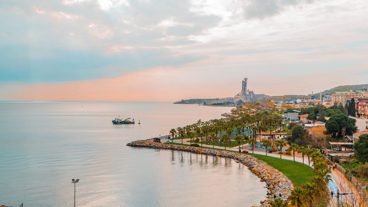Beautiful coastal landscape at dusk in Kocaeli, Türkiye, featuring calm waters and vibrant sky.