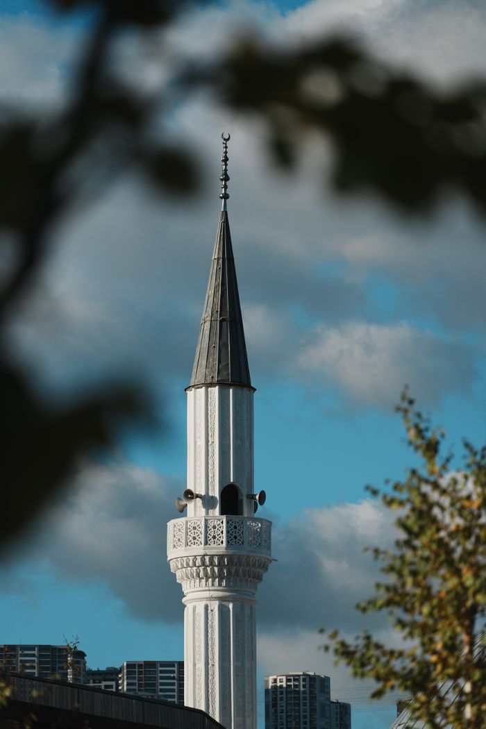 A striking minaret rises against a bright blue sky in Kocaeli, showcasing Islamic architecture.